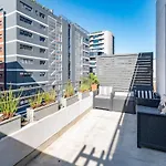 Stylish Green Point Apartment