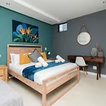 Stylish Green Point Apartment