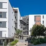 Stylish Green Point Apartment