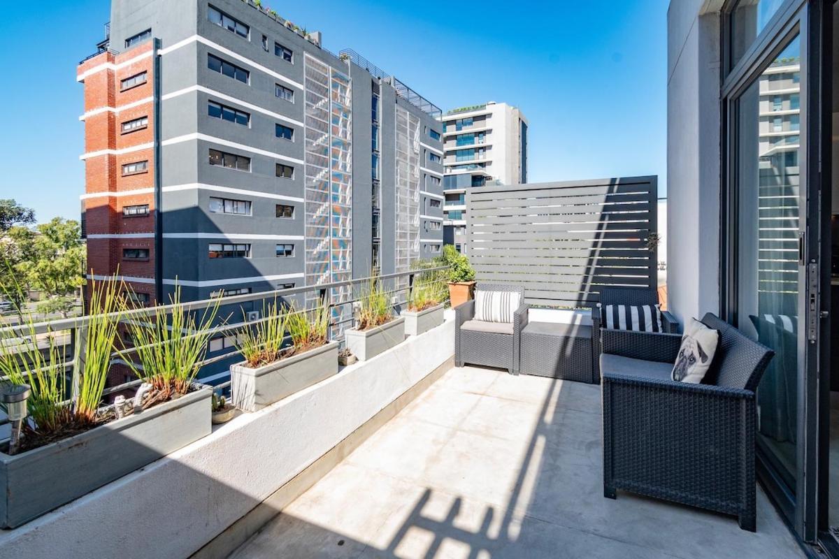 Stylish Point Apartment *